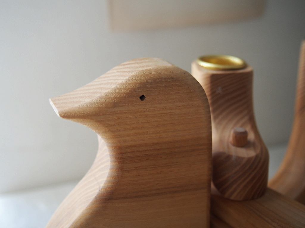 Carl Nelson 木製キャンドルホルダーの鳥の顔部分。滑らかなラインと手彫りの温もり。 antenna