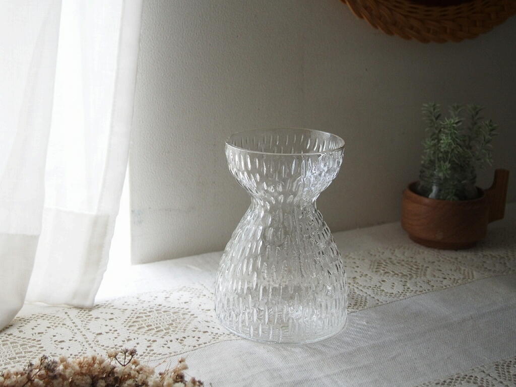 くびれたラインが特徴的なスウェーデン製ヒヤシンスベース。シンプルで上品な北欧の手仕事デザイン。 antenna