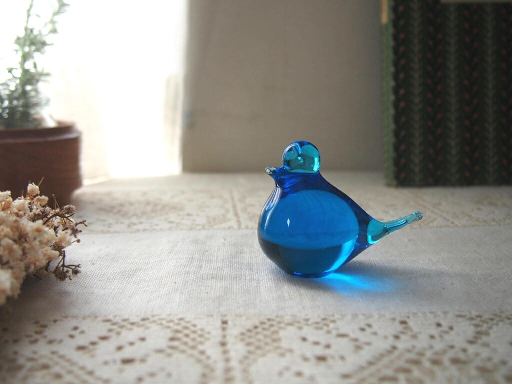 スウェーデン製のガラスの青い小鳥。自然光を受けて透明感が際立つ北欧ヴィンテージオブジェ。 antenna