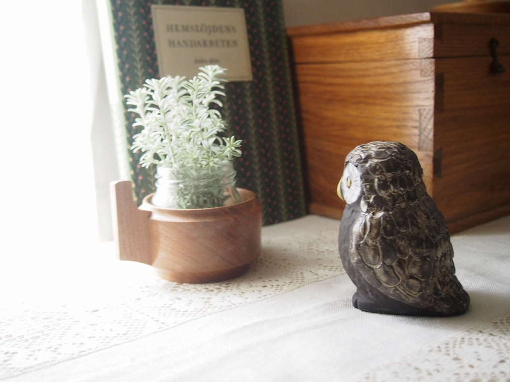 木の家具の上に飾ったフクロウの陶器置物。北欧ヴィンテージの静かな佇まい。 antenna