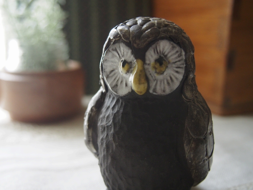 フクロウの陶器オブジェをテーブルに置いた様子。Upsala Ekeby出身の作家による温かみのあるデザイン。 antenna