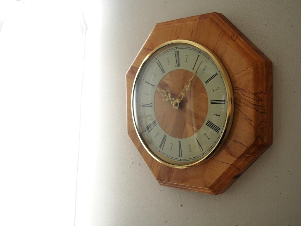 壁に掛けられた1960年代のドイツ製木製時計。やわらかな光に包まれたナチュラルインテリア。 antenna
