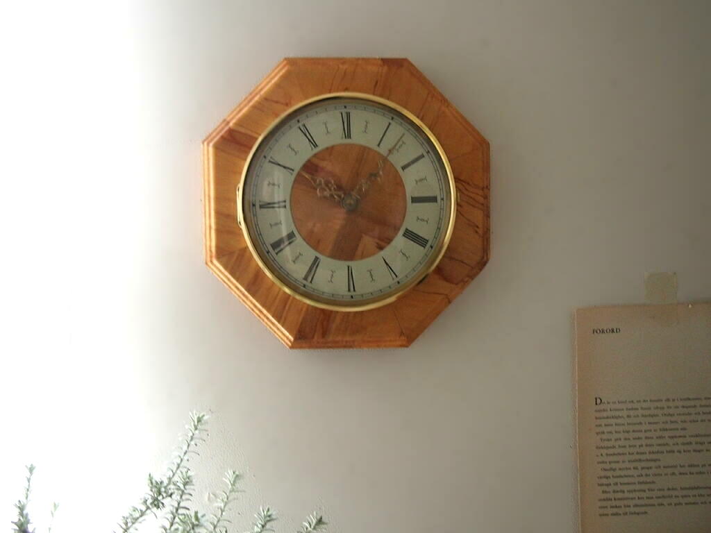 ドイツ製の木製ウォールクロック。八角形の無垢材フレームと真鍮リングが美しい北欧ヴィンテージ時計。 antenna
