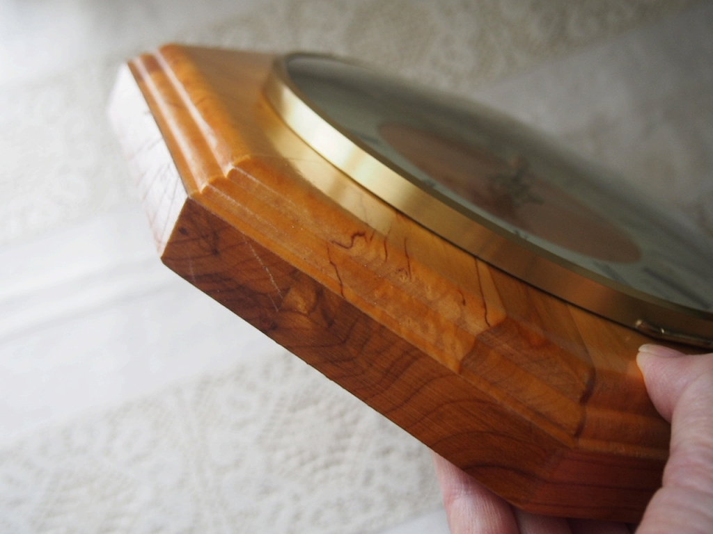 八角形の立体フレームが印象的な木製ウォールクロック。クラシックなローマ数字の文字盤。 antenna