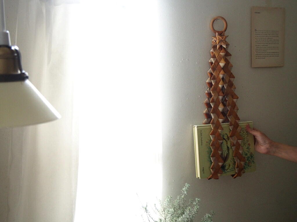 手に持ったスウェーデン製白樺のトレイハンガー。ナチュラルな木の色味が美しい。 antenna