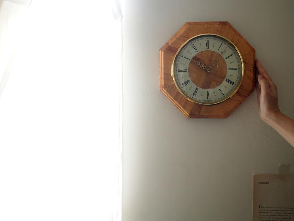 真鍮フレームと木目の美しさが際立つドイツヴィンテージウォールクロック。 antenna
