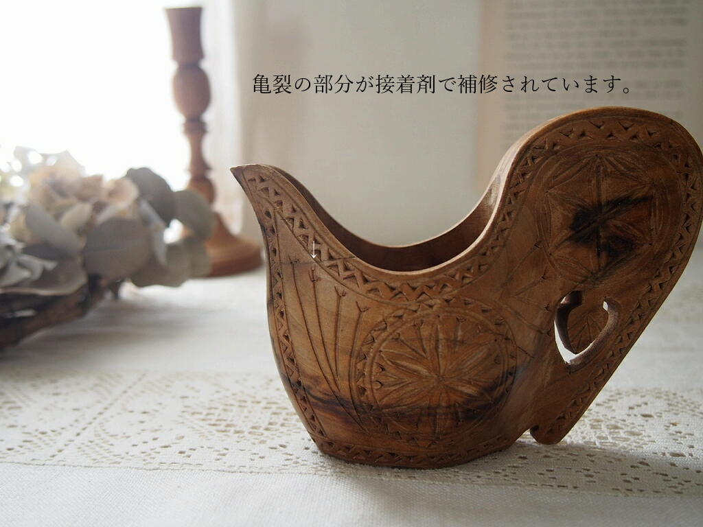 1950年代の木製コーサ。濃い木目と繊細な手彫り装飾が特徴のヴィンテージインテリア。 antenna