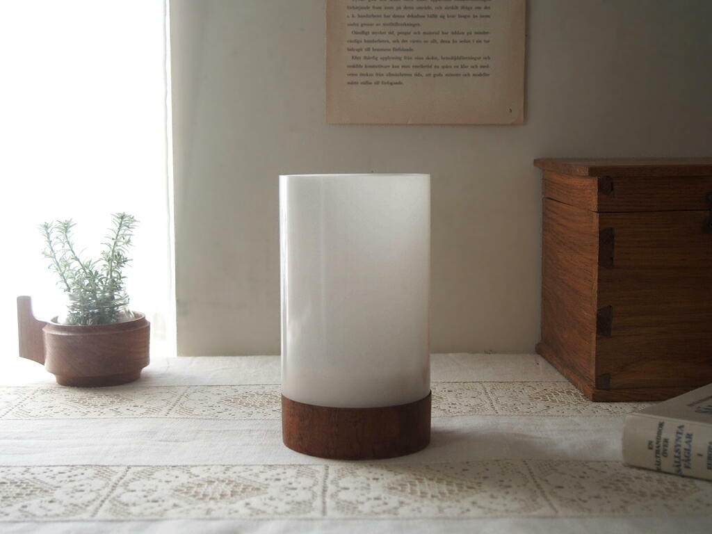 スウェーデン製の樹脂シェードテーブルランプ。白いシェードとチーク無垢材のベースが特徴の北欧ヴィンテージ照明。 antenna