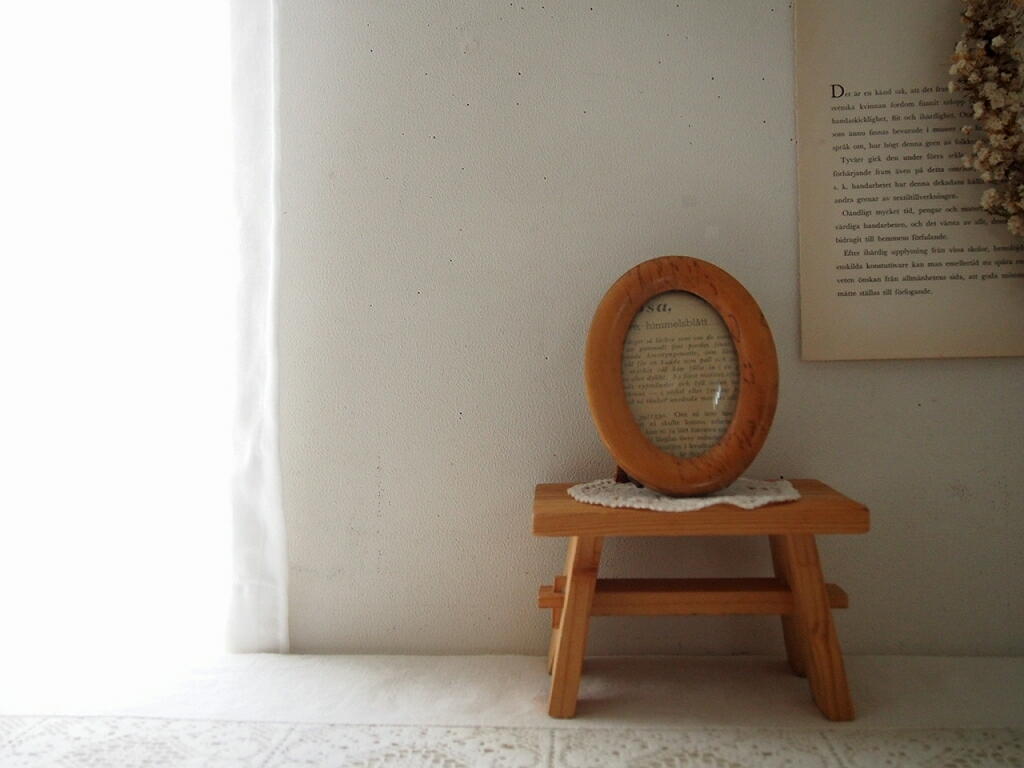 丸いフォトフレームを飾った様子。高さをプラスして見せる北欧ヴィンテージの飾り台。 antenna
