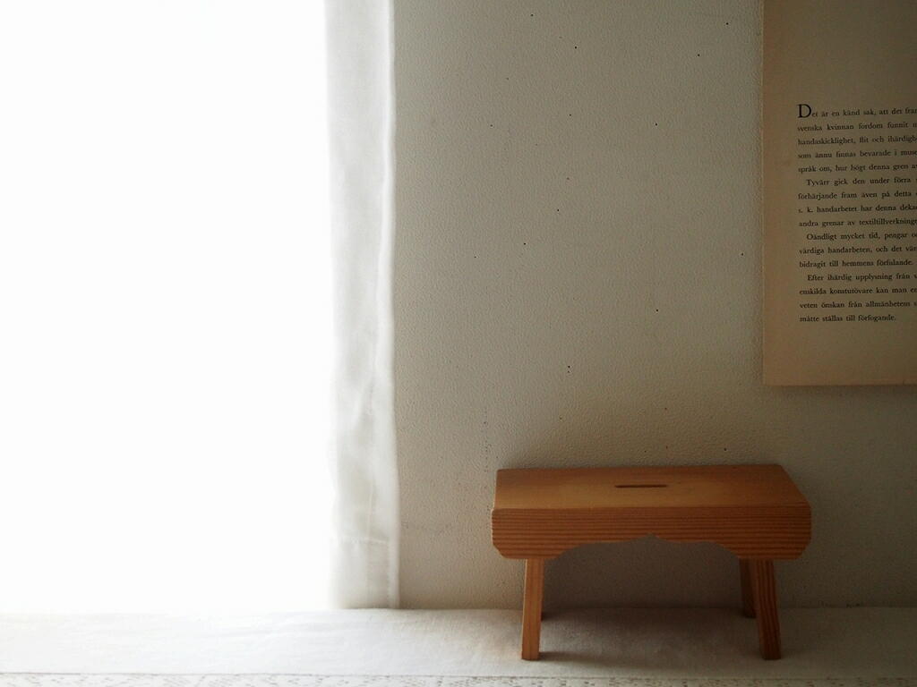 静かな空間に置かれた木製スタンド。素朴でやさしい北欧ヴィンテージの佇まい。 antenna