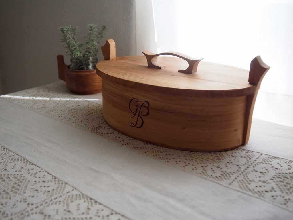 木窓辺に置いたオーバル木箱。自然光に木肌が映える北欧インテリア。 antenna