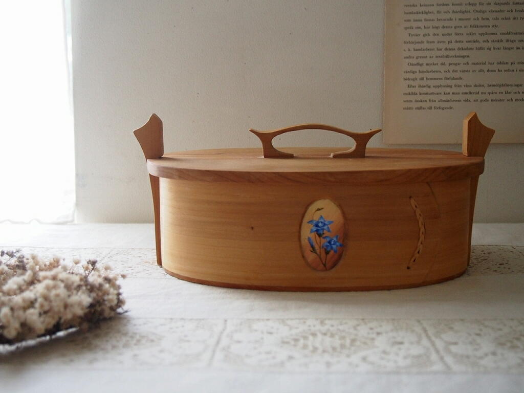 スウェーデン製オーバル木箱。曲木技法でつくられた北欧ヴィンテージの収納箱。 antenna