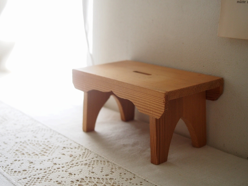 無垢材のシンプルなスタンド。置物や植物を飾りやすい小さな台。 antenna