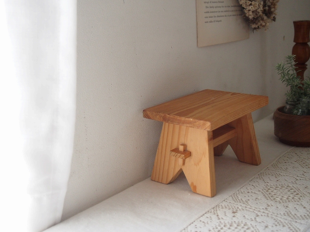 スウェーデン製の無垢材スタンド。素朴な木肌がやさしい北欧ヴィンテージの小さな飾り台。 antenna