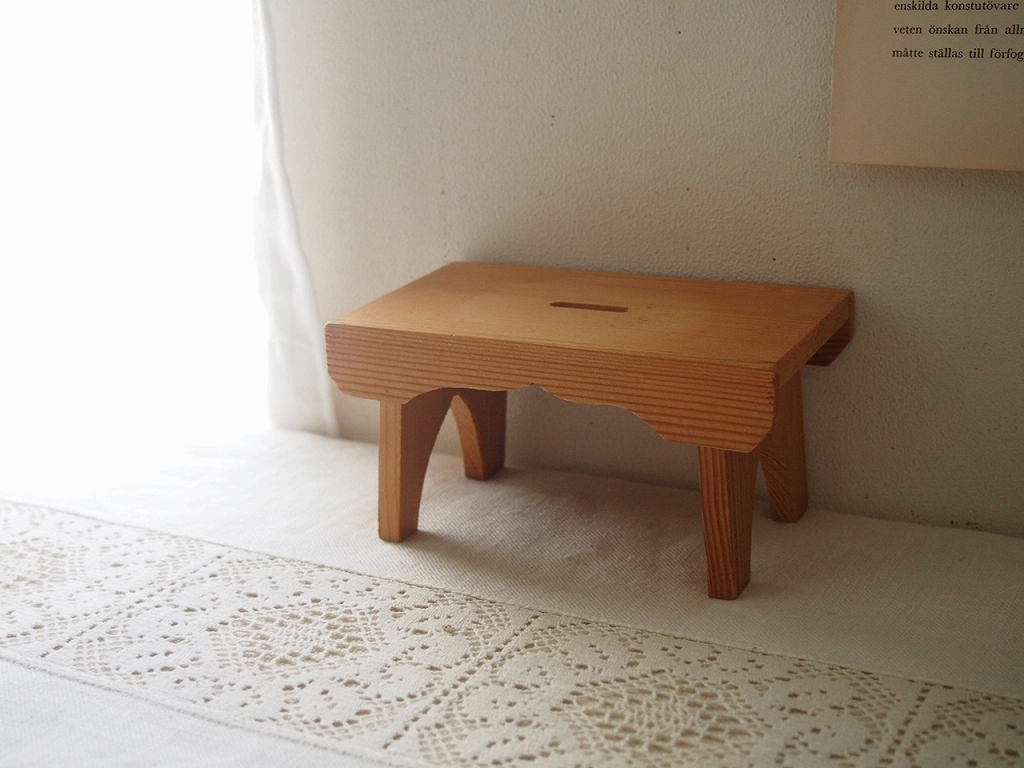 木製スタンドを窓辺に置いた様子。自然光に木目が映える北欧インテリア雑貨。 antenna