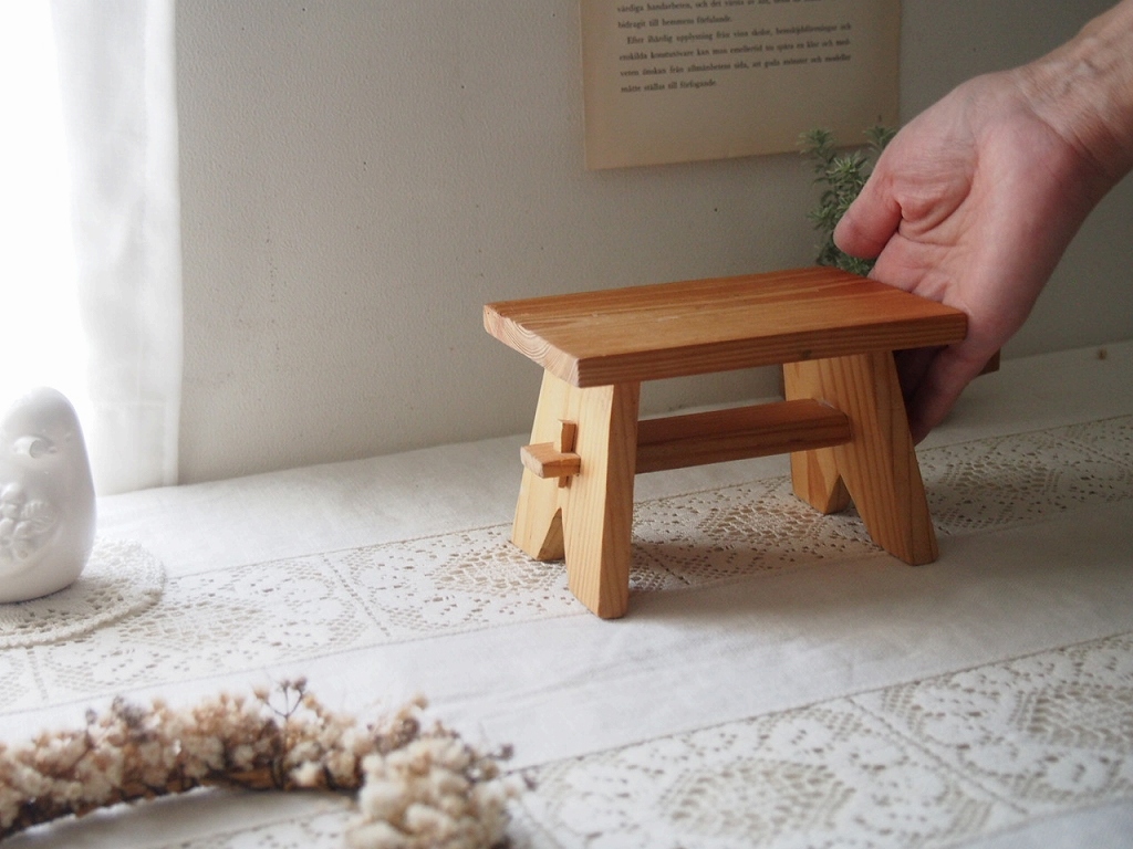 手で持つシーン。小ぶりで扱いやすい木製スタンドの大きさが分かる写真。 antenna