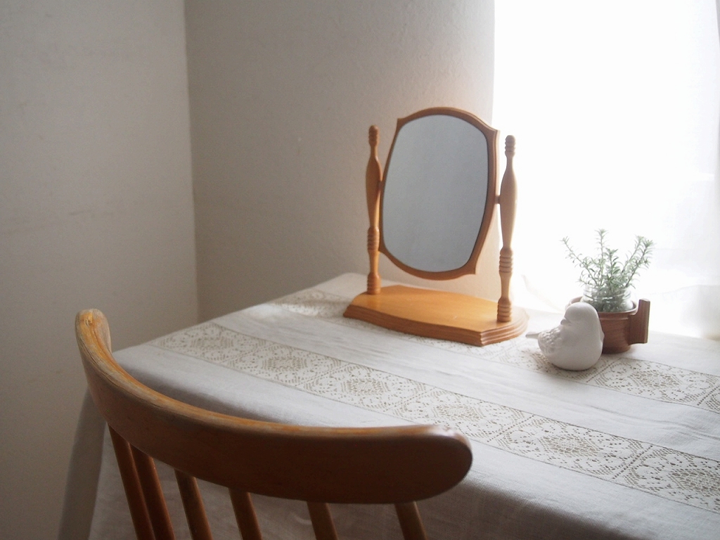 無垢材の1970年代テーブルミラーをテーブルに置いた様子。北欧インテリアに似合うやさしい佇まい。 antenna