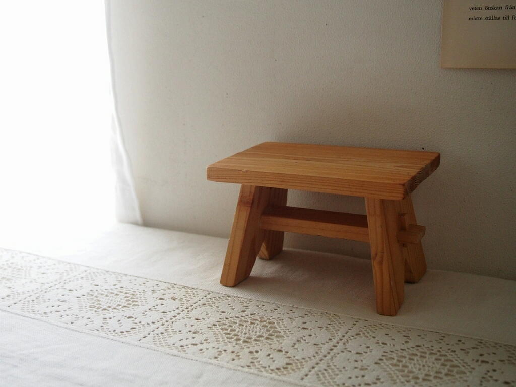 明るい窓辺に置かれた木製スタンド。無垢材の木目が自然光に映える北欧ヴィンテージ雑貨。 antenna