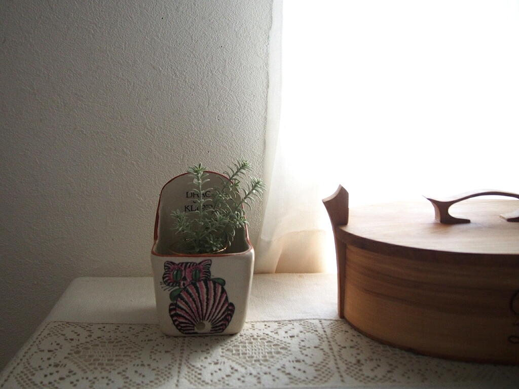 ねこの絵柄が魅力の陶器ホルダー。紐を入れて使う北欧雑貨。 antenna