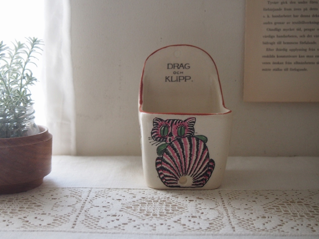 デンマーク製の陶器ひもホルダー。ねこモチーフが愛らしい北欧ヴィンテージ。 antenna