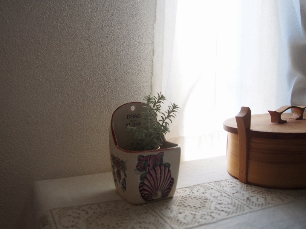 窓辺に置いた陶器ホルダー。やさしい光に馴染む北欧インテリア。 antenna