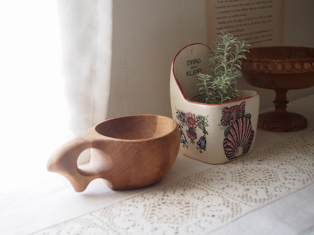 側面の花柄が描かれた陶器ホルダー。手描きの可愛いデザイン。 antenna