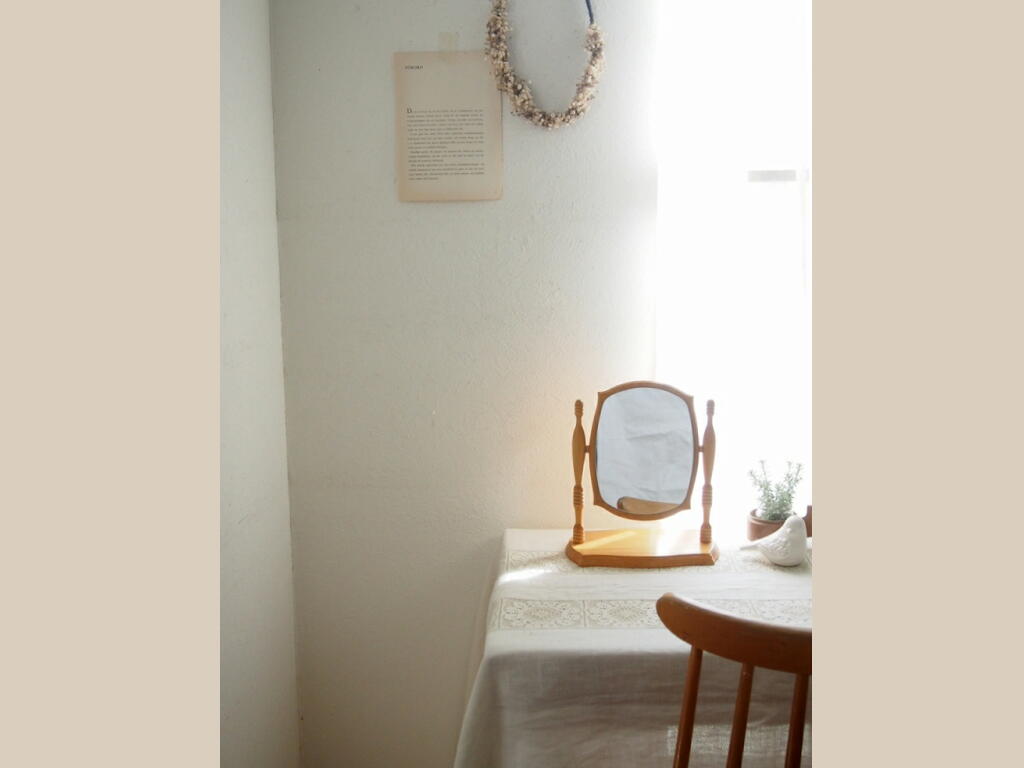 レースクロスの上に置かれた木製テーブルミラー。自然光と調和する北欧ヴィンテージ雑貨。 antenna