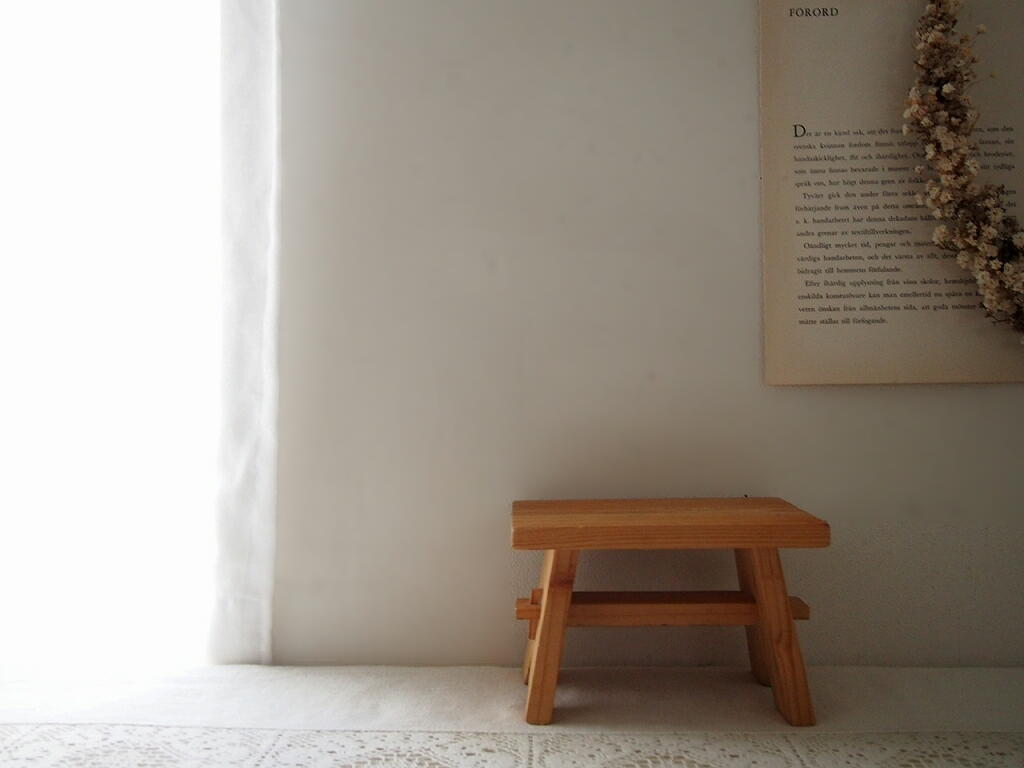 木製スタンドを白いクロスの上に置いた様子。植物や小物と相性の良い北欧インテリアアイテム。 antenna