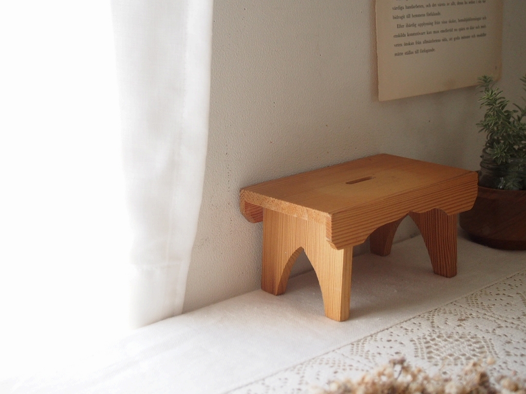 スウェーデン製の無垢材スタンド。脚のアーチが可愛い北欧ヴィンテージの小さな飾り台。 antenna