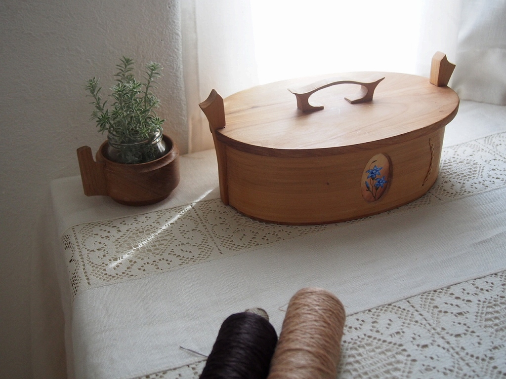 ハンドペイントの花模様が描かれた木箱。素朴でやさしい北欧クラフト。 antenna