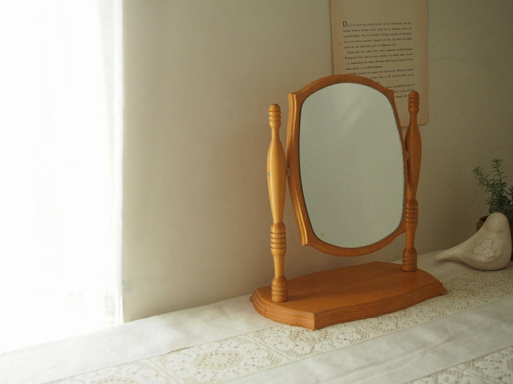 スウェーデン製の木製テーブルミラー。無垢材フレームがやわらかな光に映える北欧ヴィンテージの鏡。 antenna