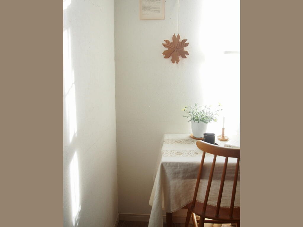 木目の美しい北欧の木製オーナメント。光を受けて陰影が出ている吊り下げインテリア。 antenna