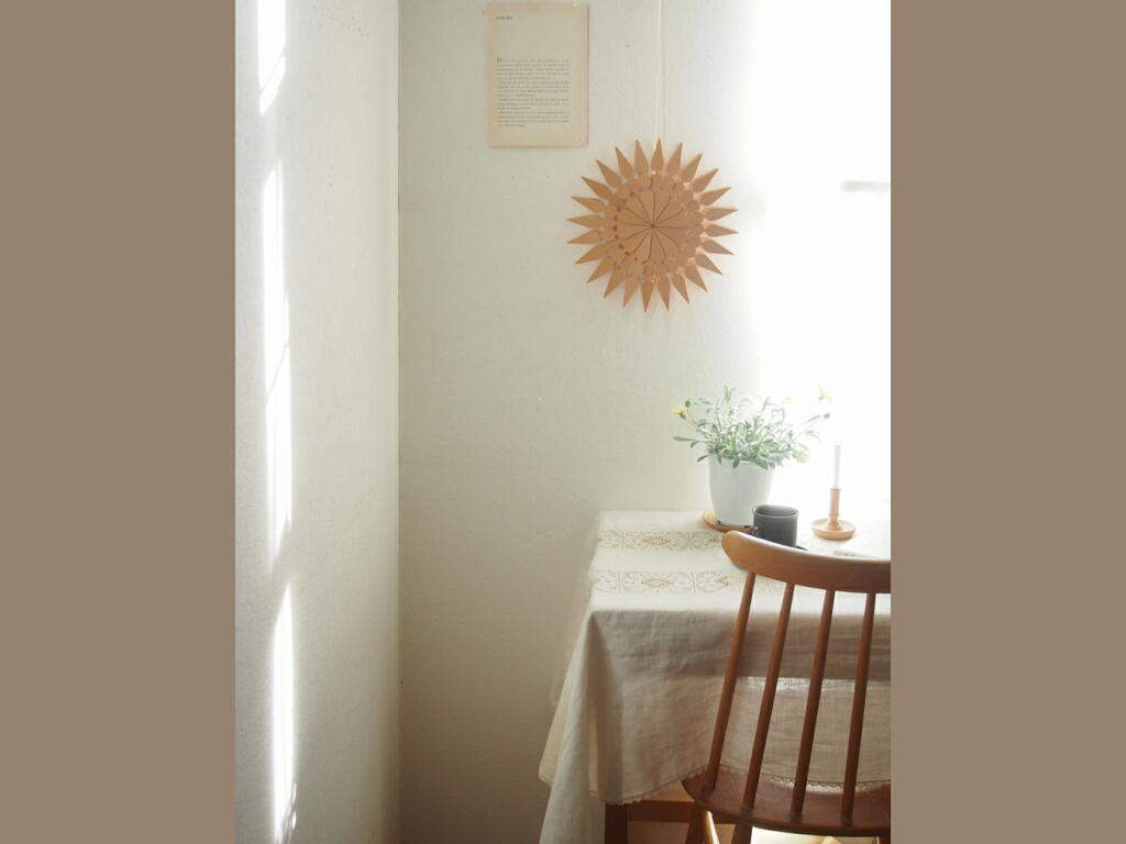 窓辺で揺れる木製オーナメント。北欧ヴィンテージインテリアに似合う放射状モチーフ。 antenna