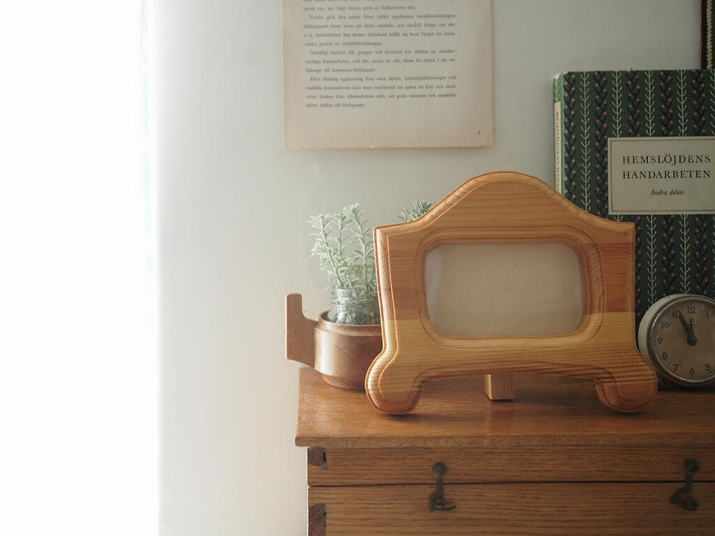 スウェーデン製の木製アーチ型フォトフレームを棚に飾ったイメージ。 antenna