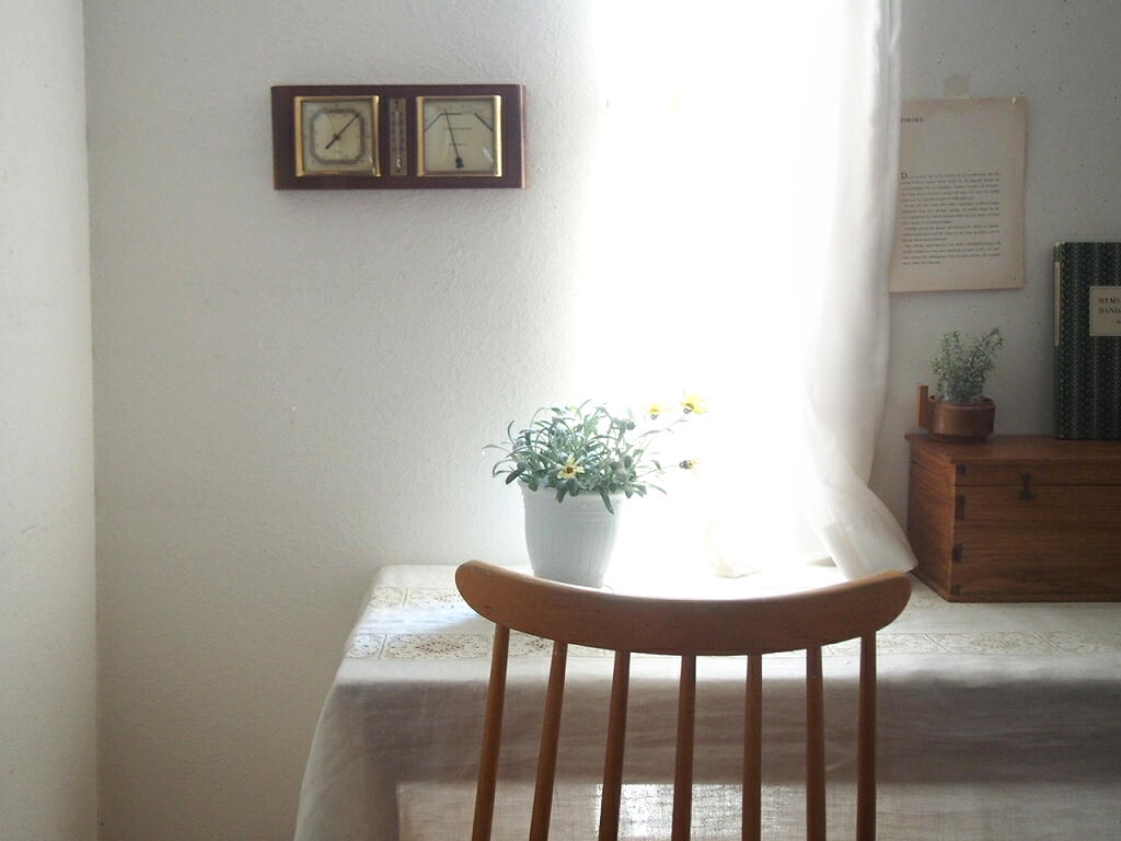 白壁に掛けられた木製フレームの気温・気圧・湿度計。北欧ヴィンテージの落ち着いた空間イメージ。 antenna