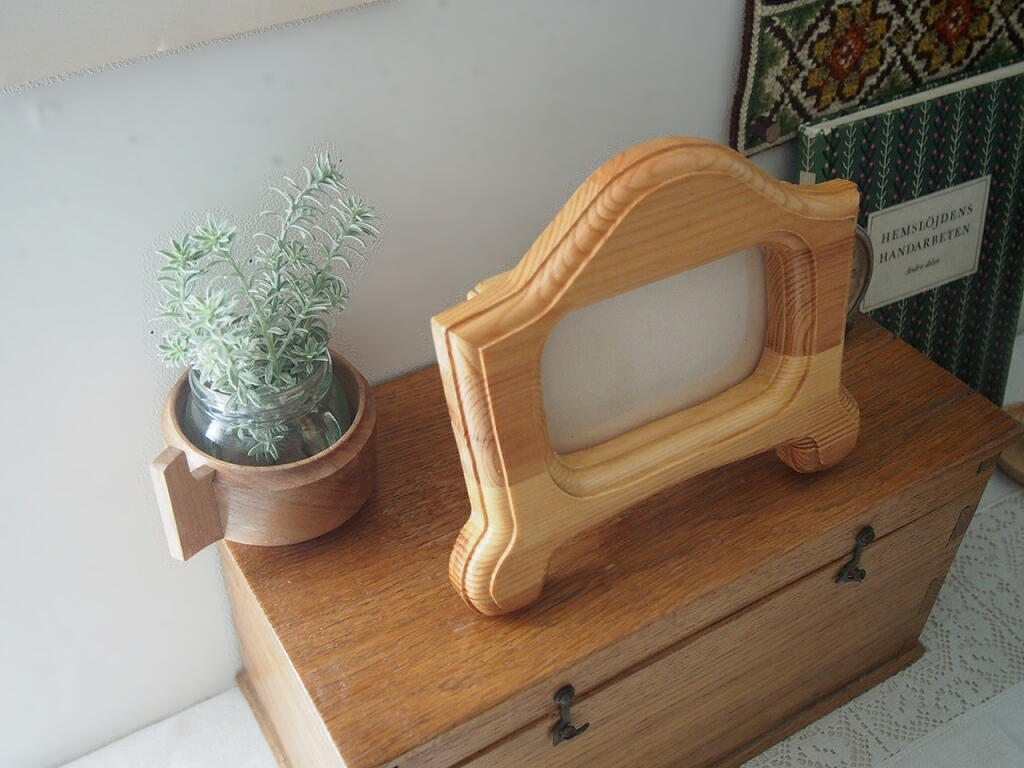 ヴィンテージの木製フォトフレームを横から写した写真。 antenna