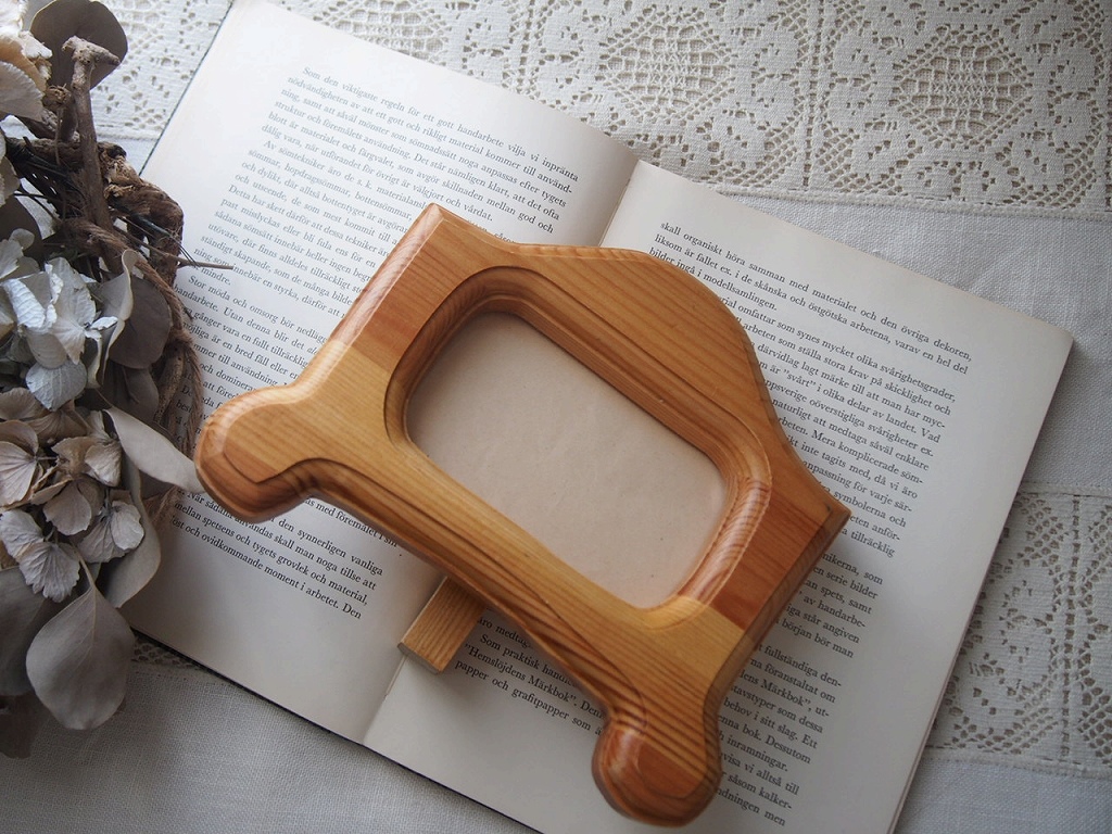 木製フォトフレームを部屋に飾った全体イメージ。 antenna