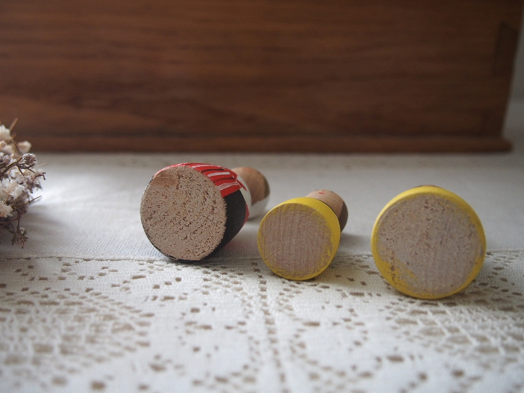 木製人形3体の底面の状態を写した画像。スウェーデンのハンドペイント雑貨の質感がわかる写真。 antenna