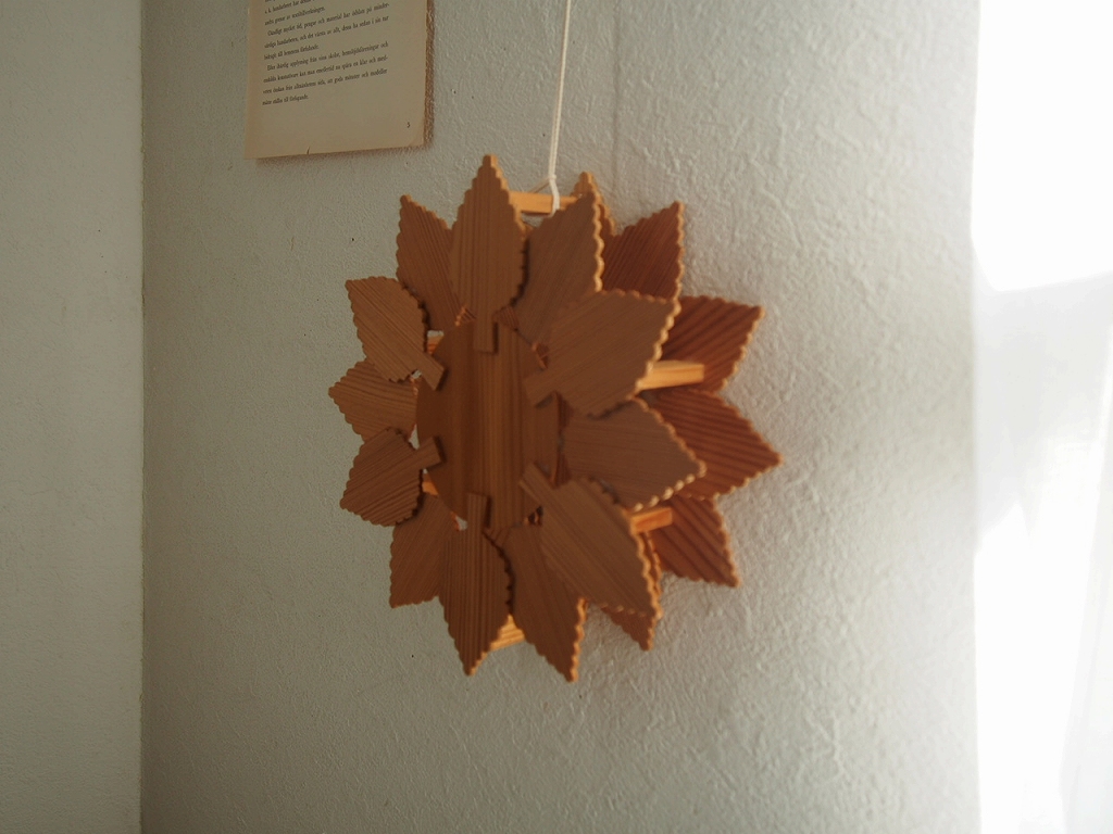 スウェーデン製の木製オーナメント。重なり合う木板の花のような立体デザイン。 antenna