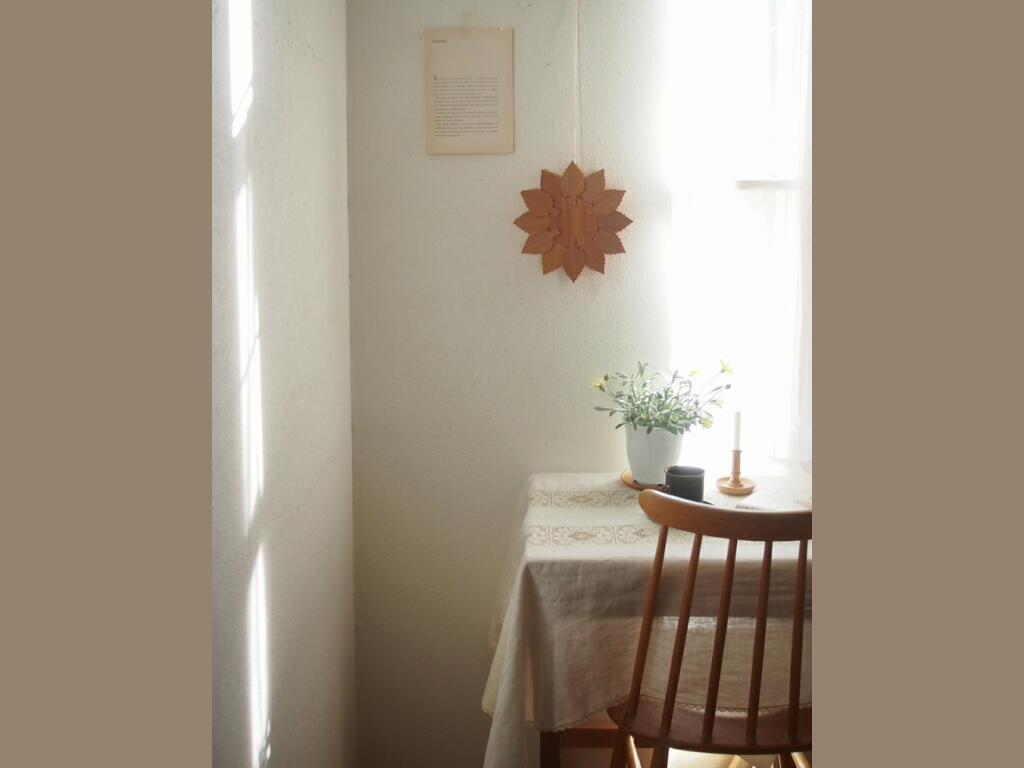 窓辺で揺れる木製オーナメント。ナチュラルなインテリアに似合う飾り。 antenna