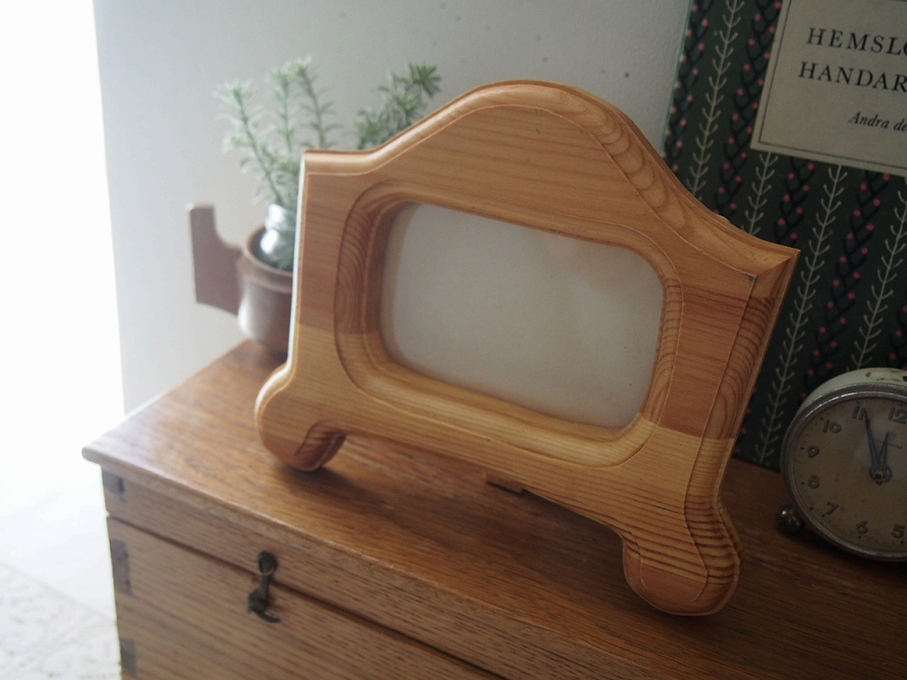 北欧インテリアと木製フォトフレームのスタイリング。 antenna