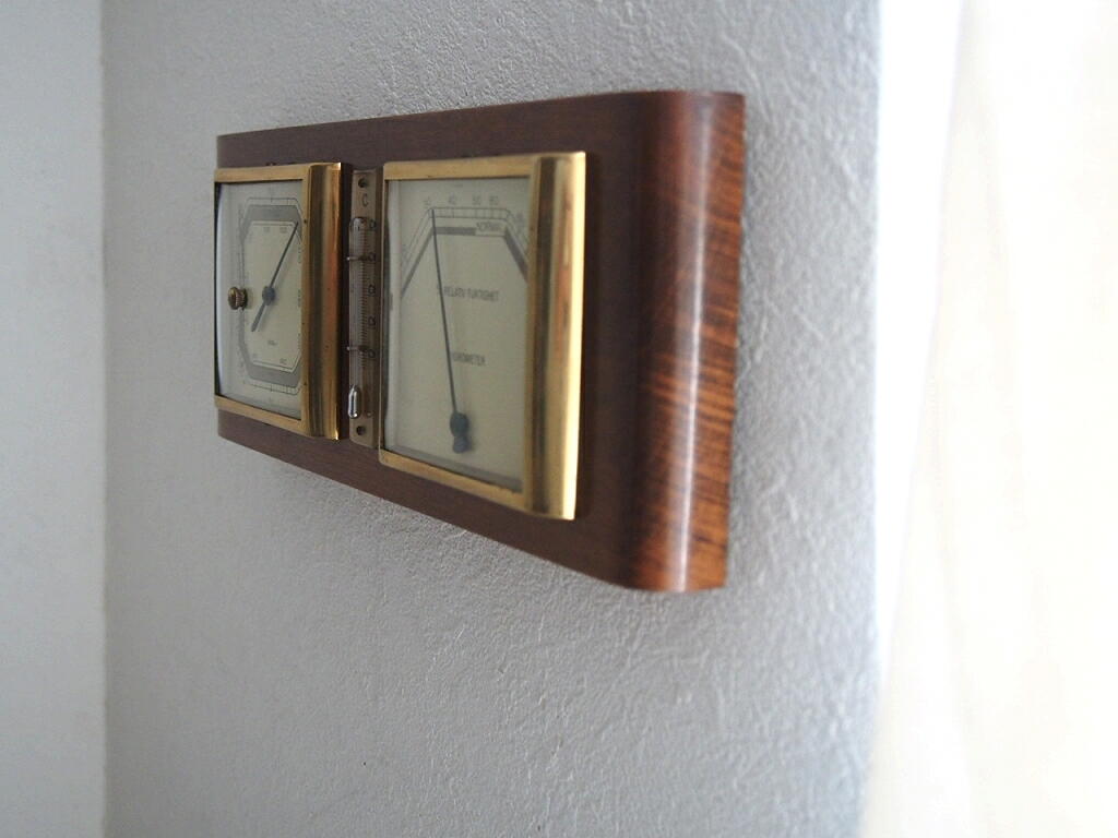 木目が美しいFisher社のヴィンテージ計測器。真鍮フレームがクラシカルな雰囲気。 antenna