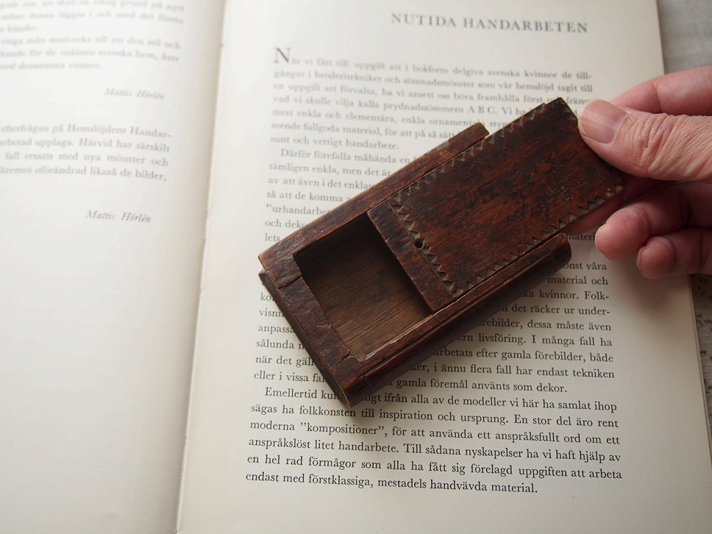 スライドする構造が見える木製小物入れの斜めビュー。 antenna