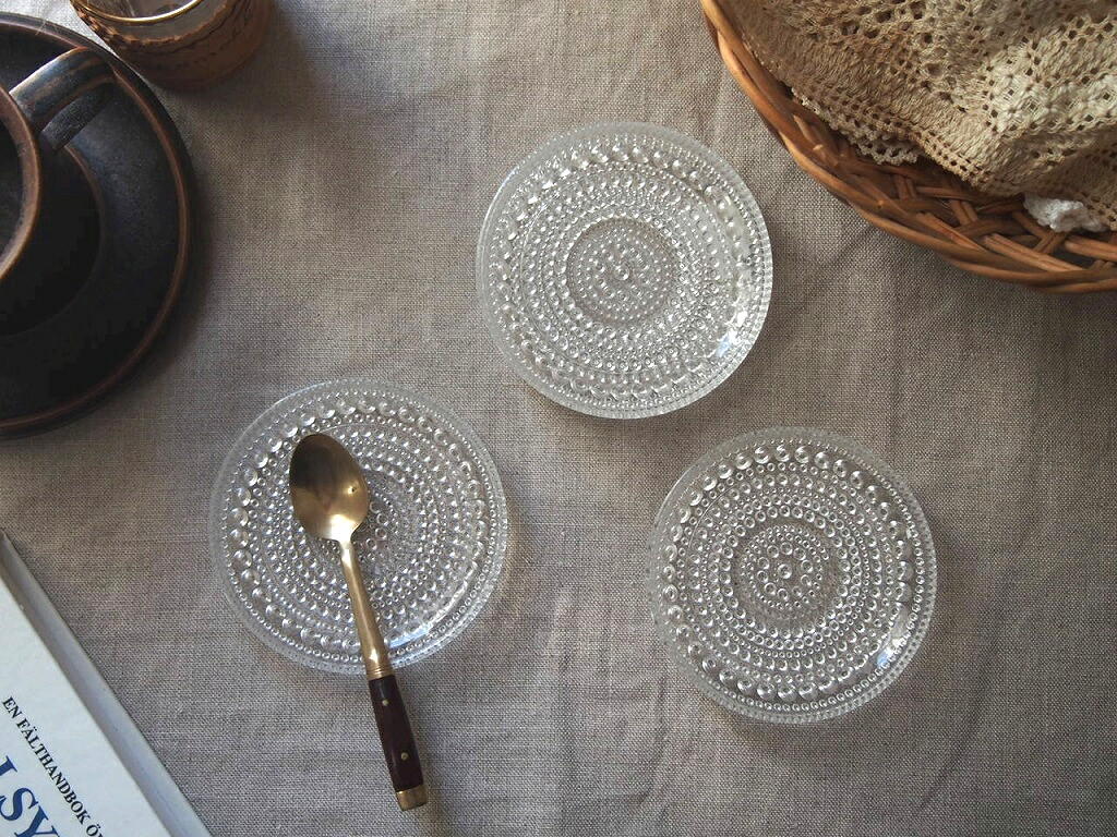 3枚のカステヘルミコースターを上から見たテーブルシーン。 antenna