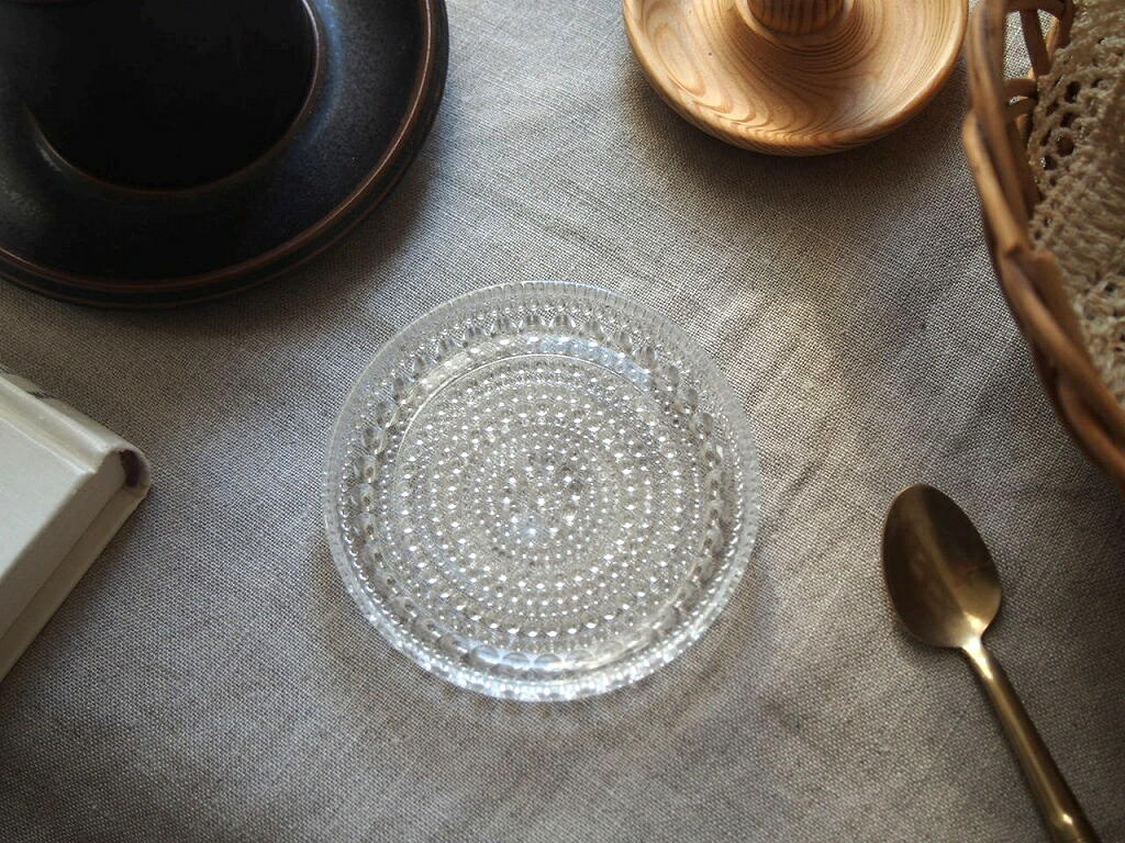 カステヘルミのガラスコースターをリネンの上に置いたシーン。 antenna