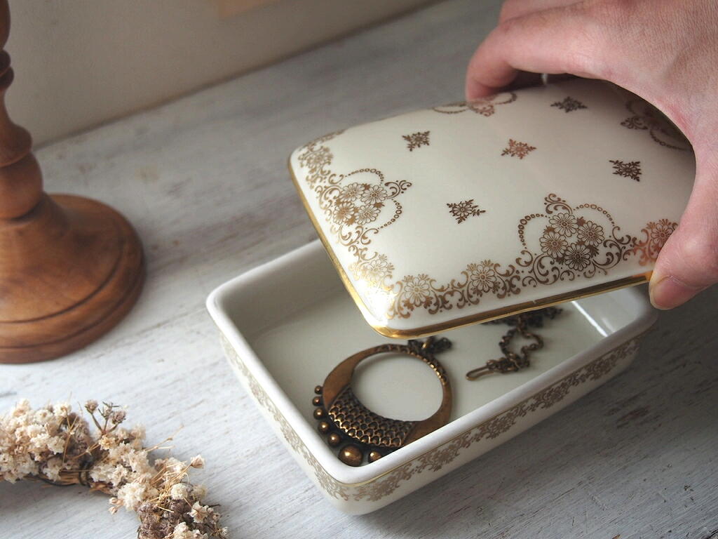 ふたを開けた状態の Johann Haviland 磁器小箱（アクセサリー収納イメージ）。 antenna
