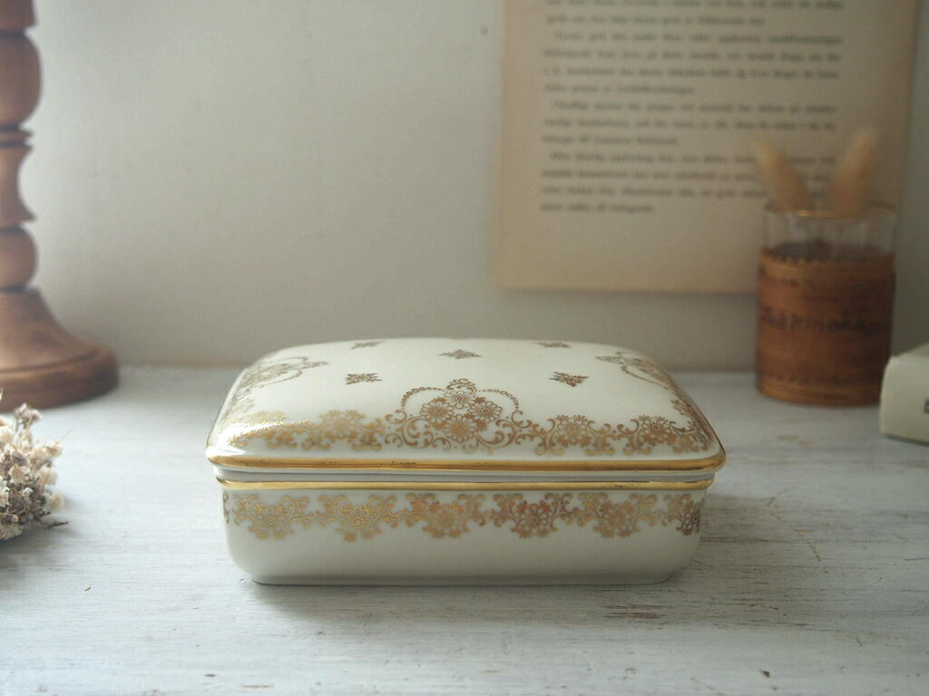 金彩のレース模様が美しい Johann Haviland の磁器小箱（正面）。 antenna