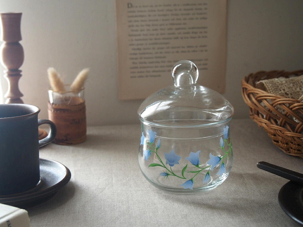 テーブルに置いたガラスポット（暮らしのイメージカット）。 antenna