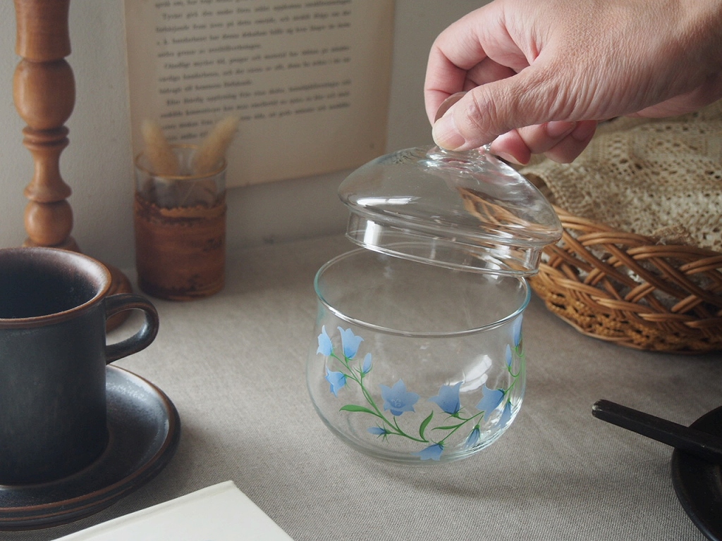 蓋を開ける手元の写真（サイズ感と雰囲気）。 antenna