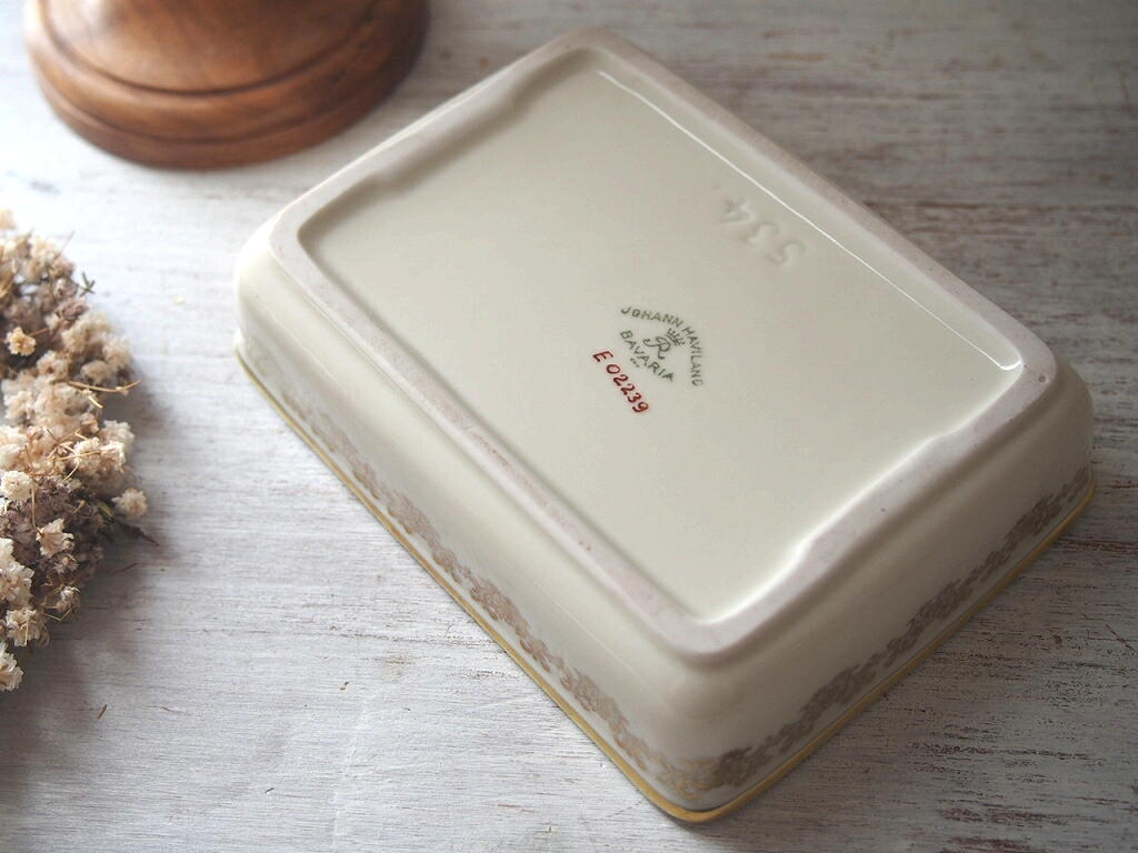 底面の Bavaria 刻印と E02239 が見える Johann Haviland 小箱の詳細写真。 antenna